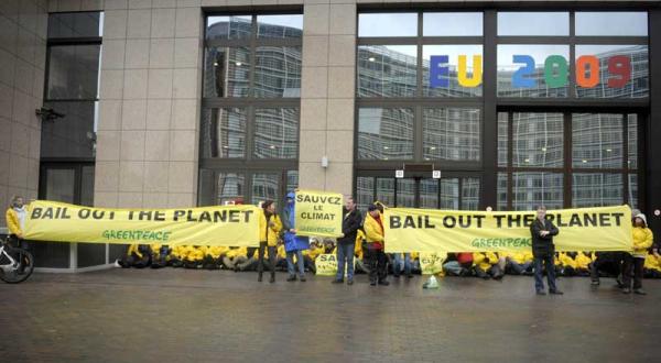 Aktivisten in Brüssel angekettet am Tagungsgebäude des EU Rates, März 2009