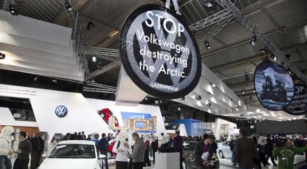 VW Aktion im Autosalon in Brüssel im Dezember 2012