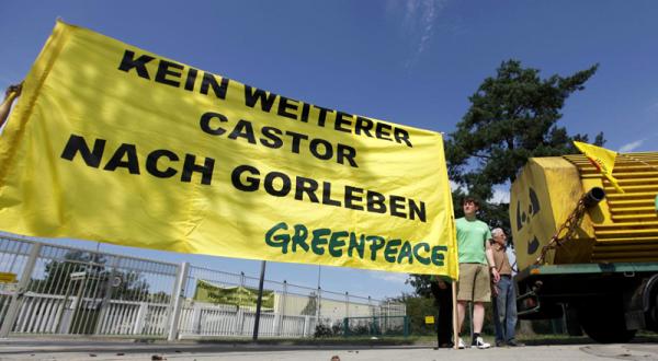 Greenpeace-Aktivisten protestieren vor den Toren des Zwischenlagers Gorleben 08/26/2011