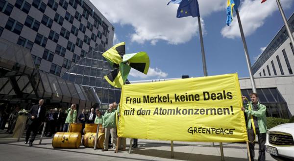 Greenpeace-Aktivisten protestieren während des Treffens des CDU-Wirtschaftsrates 05/25/2011