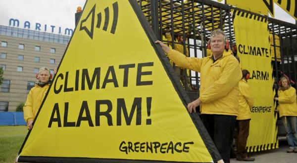 Aktivisten warnen Delegierte bei den UN-Klimaverhandlungen in Bonn mit Sirenengeheul, Juni 2009