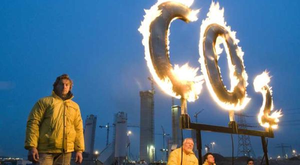 Protest mit brennenden CO2 Zeichen vor der Baustelle des Kohlekraftwerks Moorburg (Vattenfall), Dezember 2008
