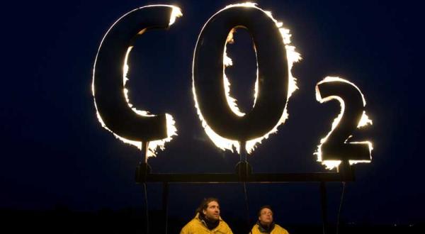 Protest mit brennendem CO2 Zeichen gegen Bau des Steinkohlekraftwerks Stade. Dezember 2008