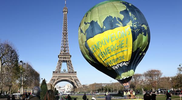 Heißluftballon vor Eiffelturm