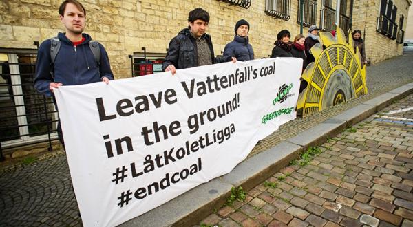 Greenpeace-Aktivisten protestiert gegen Vattenfalls Kohle-Verkauf in Prag vor der schwedischen Botschaft