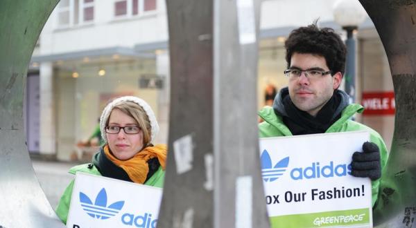 Hamburg, 25.01.2014: Greenpeace-Aktivisten fordern von Adidas, auf giftige Chemikalien in Textilproduktion zu verzichten