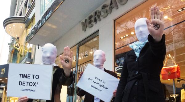 Greenpeace-Aktivisten protestieren gegen Gift in Textilien vor einem Versace-Geschäft in Frankfurt am Main, Februar 2014