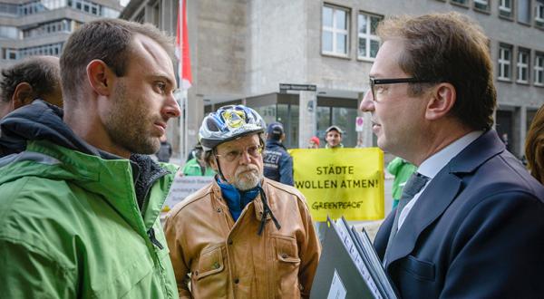 Greenpeace-Kampaigner Daniel Moser im Gespräch mit Verkehrsminister Dobrindt