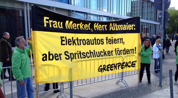 Greenpeace-Aktivisten protestieren gegen die Doppelzüngigkeit der Bundesregierung in der Verkehrspolitik. 27.05.2013