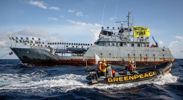 Explorer II, Greenpeace-Aktivisten im Vordergrund