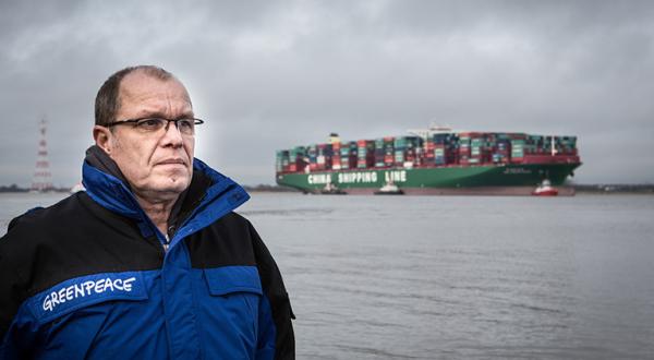 Greenpeace-Seefahrtexperte Jörg Feddern vor dem in der Elbe gestrandeten Containerschiff
