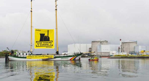 26.04.2014: Das Greenpeace-Schiff Beluga vor dem französischen AKW Fessenheim 