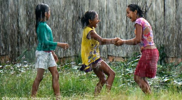 Tanzende Kinder der Munduruku im Regen