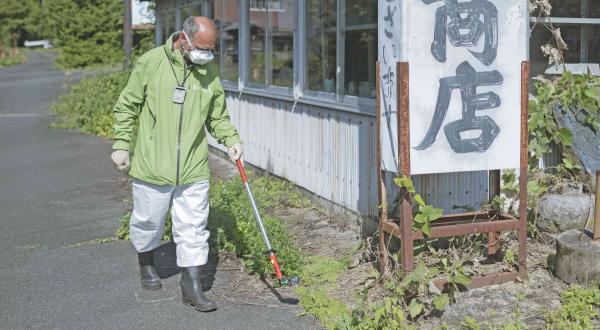 Greenpeace-Atomexperte Heinz Smital misst die Strahlung in der Region Fukushima