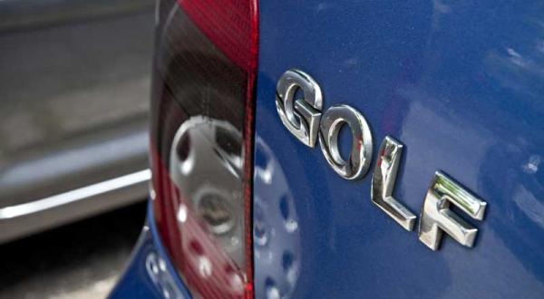 Ausschnitt eines VW Golfs mit Golf Logo und Rücklicht, Mai 2011