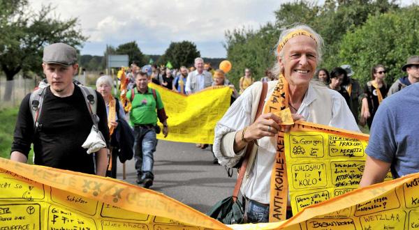In der Lausitz demonstrieren Menschen gegen Vattenfalls Tagebau-Pläne