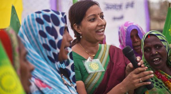 Priya Pillai, Campaignerin bei Greenpeace Indien, spricht zu Bewohnern der Mahan-Region