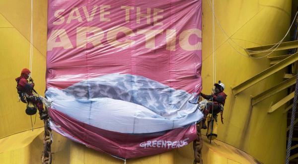 Greenpeace-Aktivisten hissen ein gigantisches Banner auf der Shell-Bohrplattform Polar Pioneer