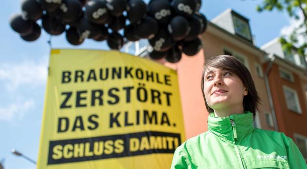 Greenpeace-Aktivisten protestieren vor der Tagung des Bundesverbands Braunkohle