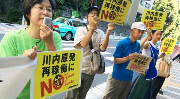 In Tokio protestieren Greenpeace-Aktivisten gegen das Wiederanfahren des AKW Sendai