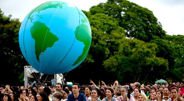 Teilnehmer beim Climate March mit aufblasbarer Weltkugel in São Paulo