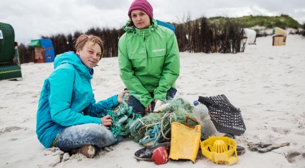 Zwei Helferinnen der Aufräumaktion auf der Helgoländer Düne mit ihrem gesammelten Müll