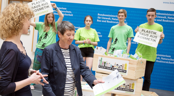 Greenpeace übergibt Barbara Hendricks 37.000 Unterschriften gegen Mikroplastik