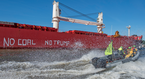 Mit Schlauchbooten protestieren Greenpeace-Aktivisten gegen Kohle-Importe aus den USA.