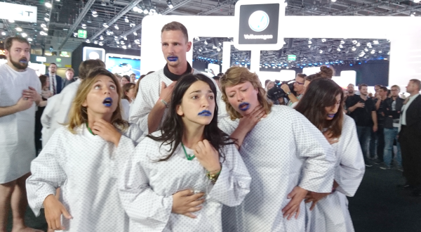 Greenpeace-Aktivisten in Patientenkitteln und mit blau gefärbten Lippen demonstrieren auf der Inernationalen Automobilausstellung (IAA) für den Schutz vor gesundheitsschädlichen Dieselabgasen.