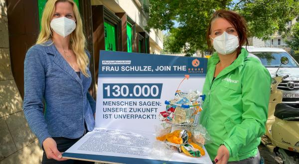 Britta Steffen und Greenpeace-Konsumexpertin Viola Wohlgemuth