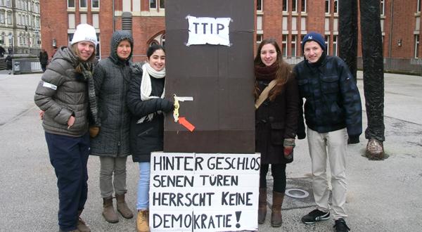 Mitglieder der Greenpeace Jugend-AG Hamburg informieren über das Freihandelsabkommen TTIP.