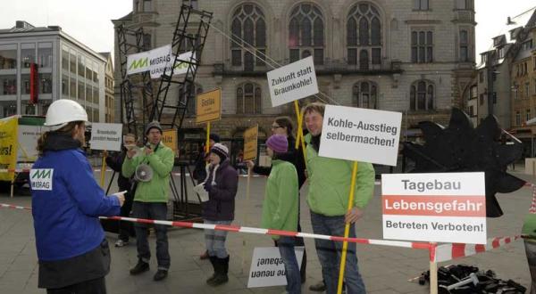 Aktivisten in Halle demonstrieren gegen Braunkohle, März 2011