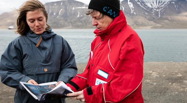 Aktivistin trifft Umweltministerin Hendricks in Norwegen und bespricht Greenpeace Materialien 
