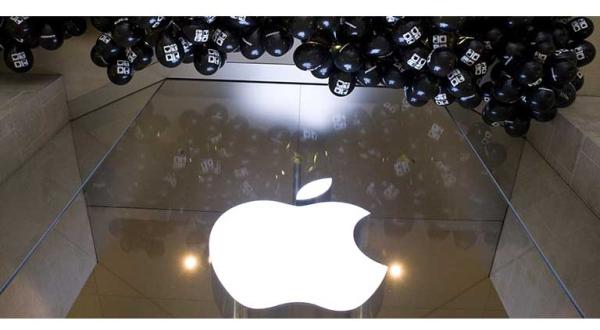 Schwarze Luftballons über dem Apple-Logo, Mai 2012