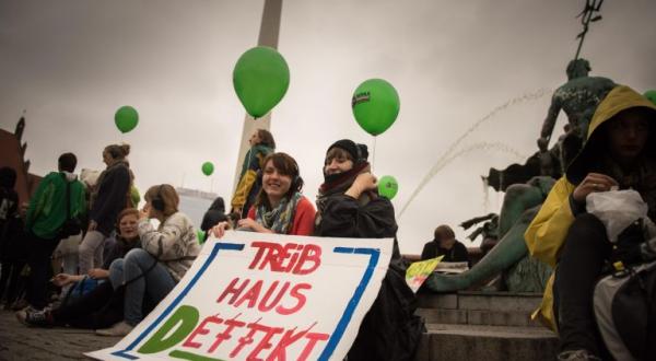 Teilnehmer der weltweiten Klimaschutzdemo, hier in Berlin, im Vorfeld des Klimagipfels in New York am 23.09.2014