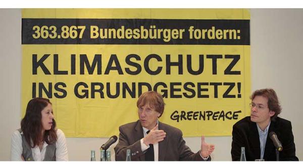 Rechtsanwalt Michael Günther stellt die Greenpeace-Forderung auf einer Pressekonferenz vor, Oktober 2010