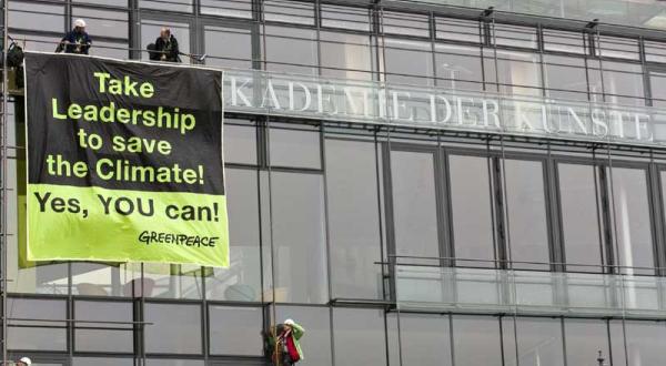 Greenpeace-Kletterer demonstrieren bei Klimaverhandlungen in Berlin, Juli 2011