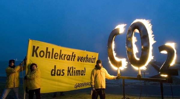 Protest gegen geplantes Kohlekraftwerk in Emden mit brennendem CO2 Zeichen. Dezember 2008