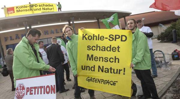 Aktivisten protestieren gegen die Braunkohlepolitik der SPD in Brandenburg im September 2012