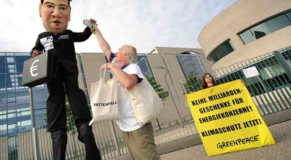 Protest mit einer drei Meter großen Figur des Kohleministers Sigmar Gabriel, der Geld an Energiekonzerne verschenkt, Juni 2006