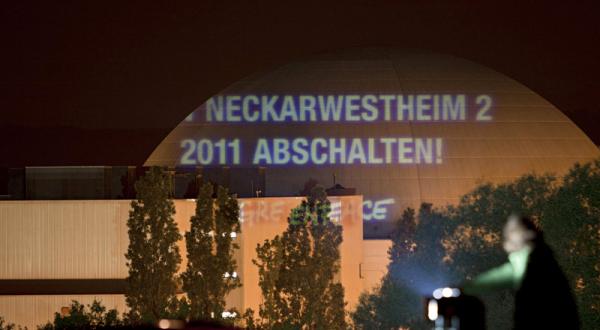 Projektion auf Neckarwestheim 1: "Das Lügen geht weiter!" 03/21/2011