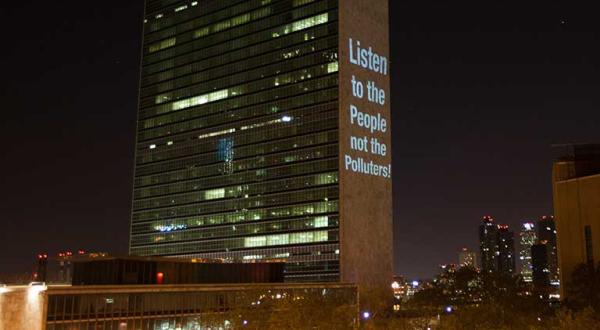 Projektion „Listen to the people – not the polluters“ ans UN-Hauptquartier.
