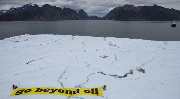 Go Beyond Oil - Banner in der Grönland Arktis im September 2010