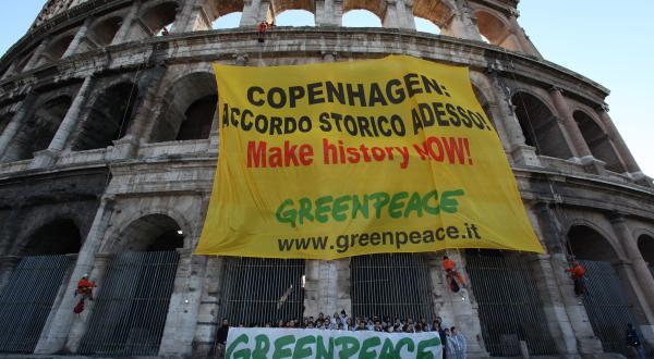 AKtivisten hängen Banner am Kolosseum, Dezember 2009