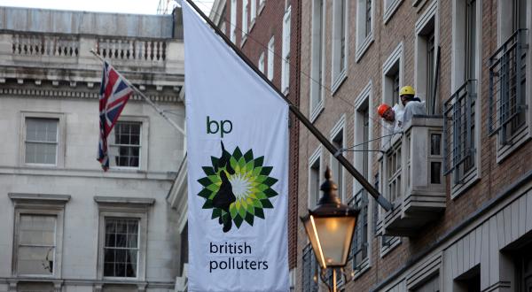 BP Flaggen werden mit Rebranded BP Logo getauscht, Mai 2010