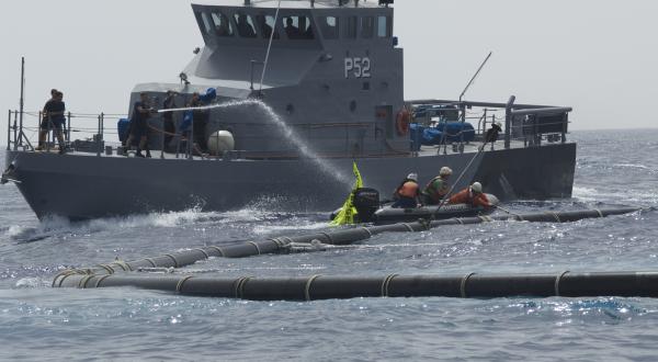 Maltesische Navy setzt Wasserkanonen gegen friedliche Greenpeace-Aktivisten in Schlauchbooten ein, Juni 2010.