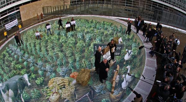 3D-Kunstwerk von Kurt Wenner anlässlich der Übergabe von 1 Million Unterschriften gegen Gentechnik im Essen