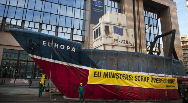 Protest beim Treffen der EU-Fischereiminister in Brüssel mit einer Schiffsattrappe, Dezember 2010.