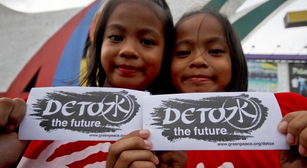 Kinder fordern "Entgiftet unsere Zukunft".