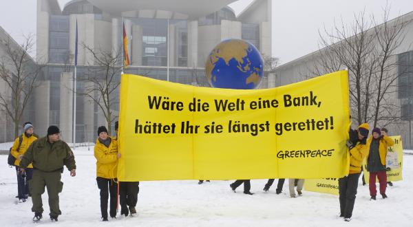 Aktivisten protestieren für mehr Klimaschutz beim Gipfeltreffen zu Finanzen im Bundeskanzleramt, Februar 2009